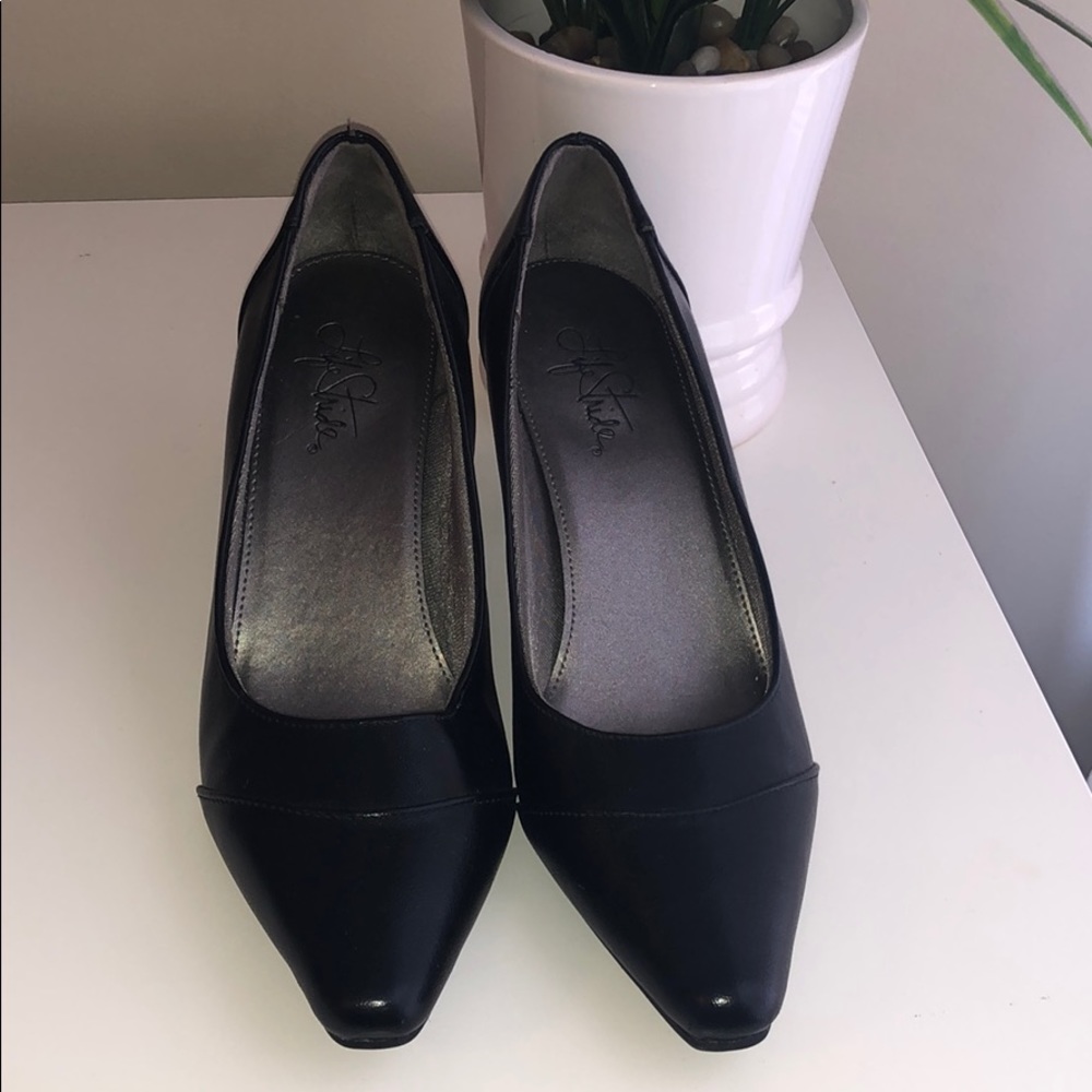Life Stride Black Pumps